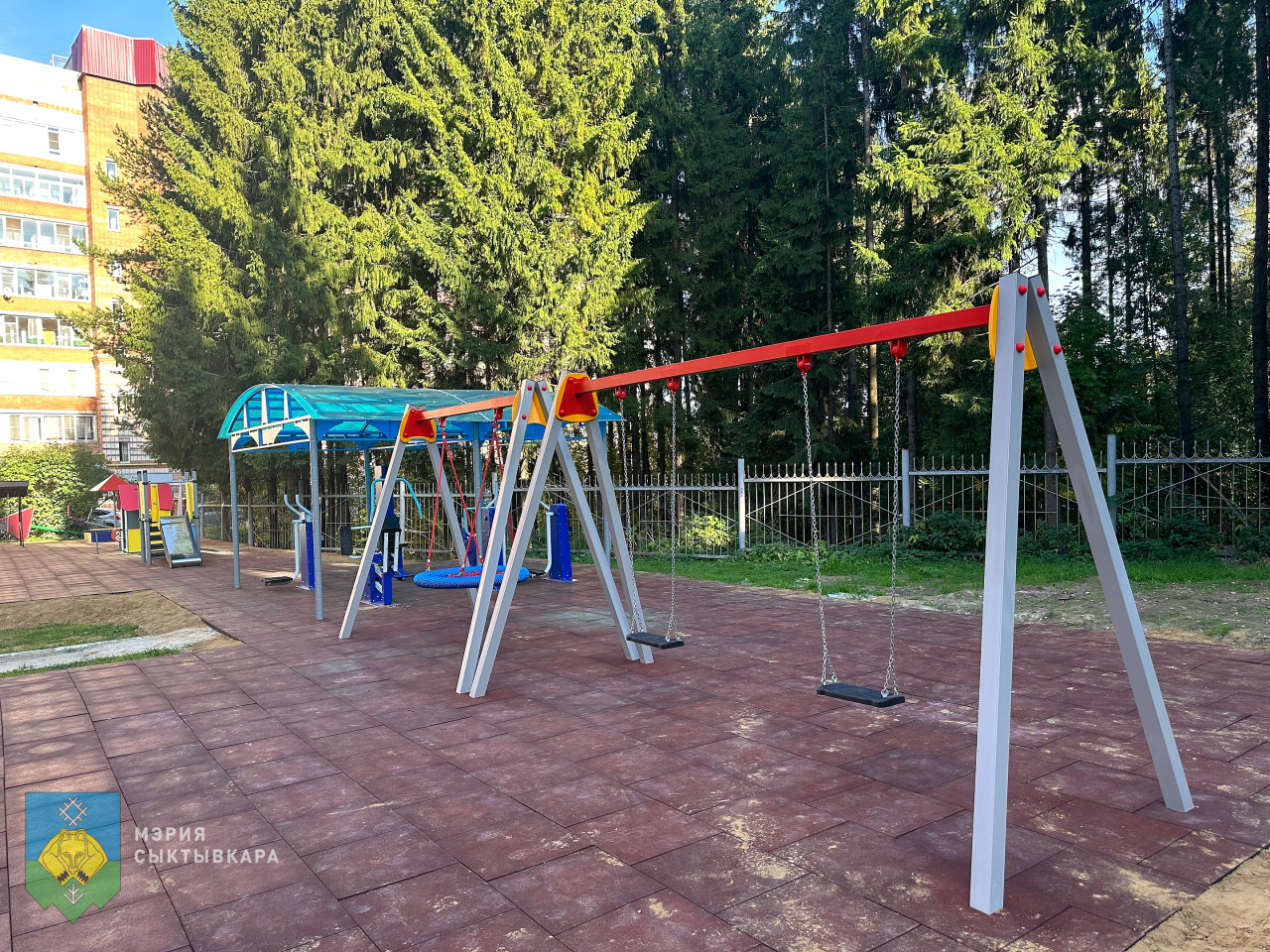 Завершено благоустройство двора по улице Димитрова, 5 в Сыктывкаре