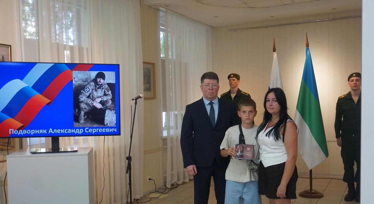 В Сыктывкаре прошла церемония передачи орденов и медалей семьям героев, наших земляков,, погибших в ходе специальной военной операции