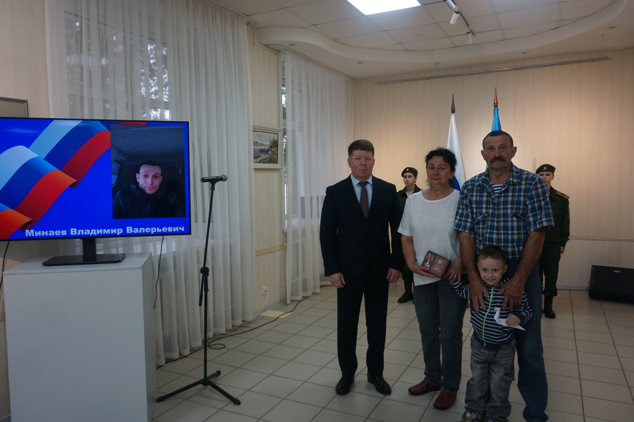 Сегодня заместитель руководителя администрации Сыктывкара Евгений Сметанин передал государственные награды семьям героев, погибших в ходе специальной военной операции