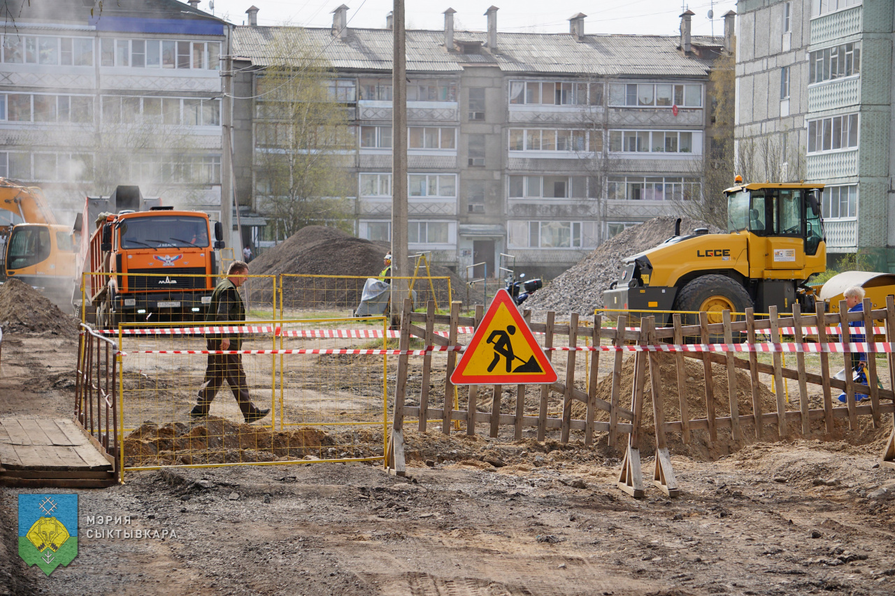  В сыктывкарском дворе по Морозова, 165 развернулись ремонтные работы